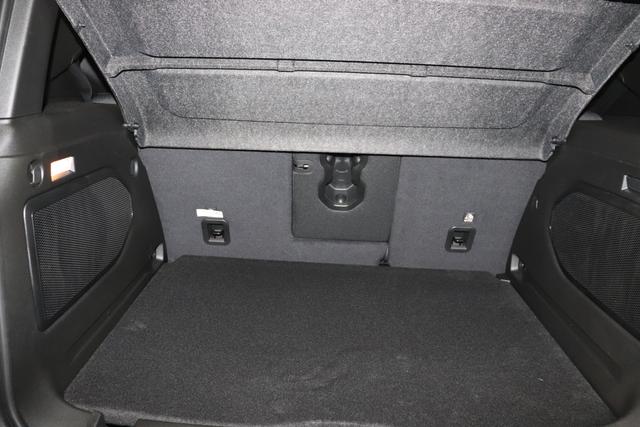 Jeep Renegade 1.6 Multijet 16v Limited 1598 96kW 130MT FWD601 - Solid Black 020 Stoff schwarz "5CK Solid Black Uconnect VP2 Multimedia mit 8.4"" Display mit MultitouchFunktion (Bluetooth®, 2x USB, Apple CarPlay/ Android Auto uvm.) inkl. GPS Navigationssystem 8F6 Reifen-Reparatur-Set (Kit Fix&Go) 2T2 Funktions-Paket CommandView® Panorama-Glasschiebedach Winter-Paket 070 Stark abgedunkelte Heckscheibe und Seitenscheiben hinten hat Rückfahrkamera, Sitzheizung, "