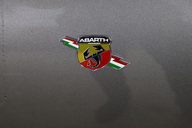 595 Turismo MY22 1.4 T-Jet 121kW (165 PS)695 - Record Grau 378- Integral-Sportsitze Stoff Schwarz "3L2 Linea F595 3L4 Tech Paket 3L5 Style Paket 499 Reifenreparaturset Kit ""Fix&Go"" 5DP Record Grau 9SV"