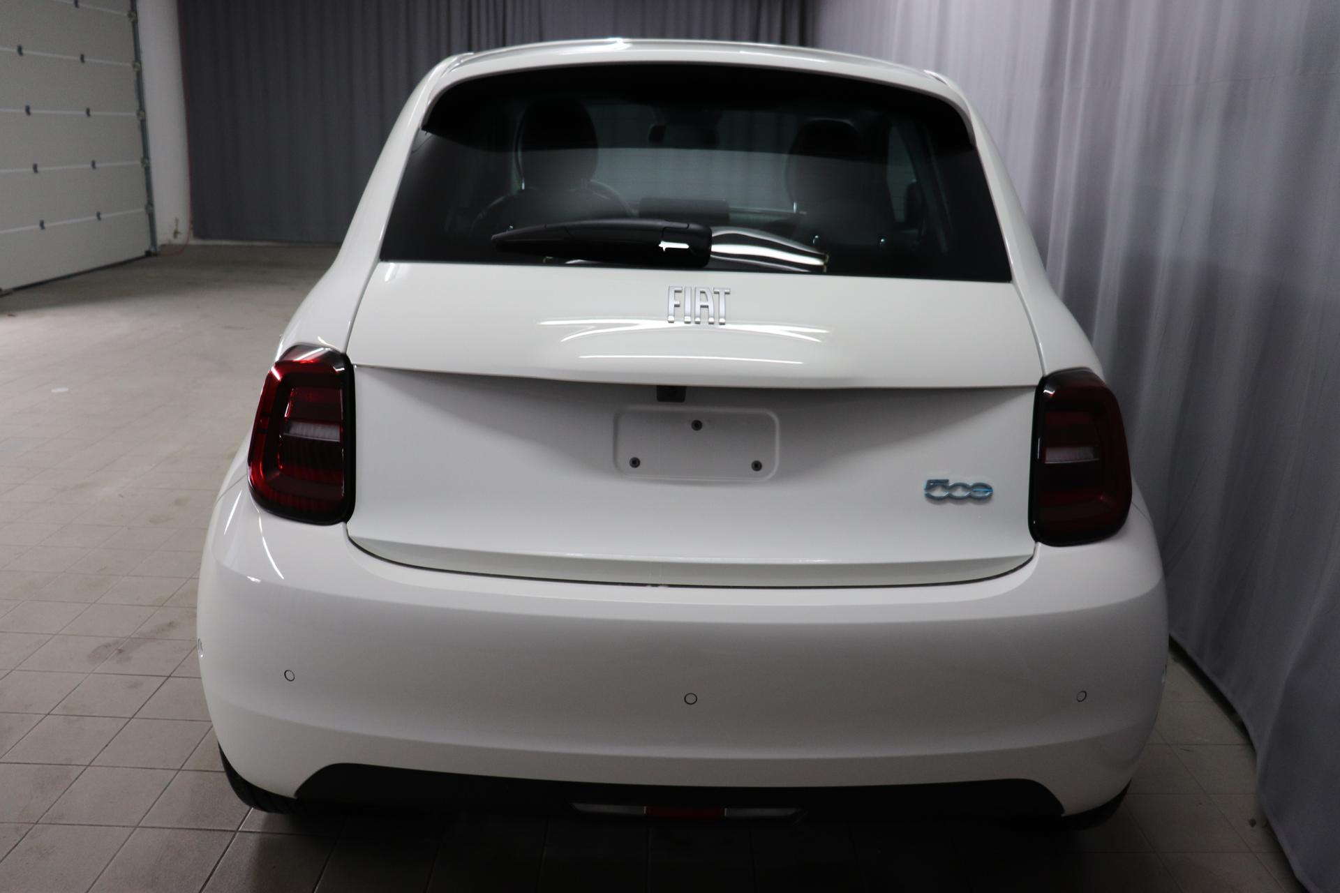 Fiat 500e by Bocelli 42 kWh UVP 41.730,00 € Style Paket: Panorama Dach,  Getönte Heck- und Seitenscheiben, Winter-Paket Beheizbare Vordersitze;  Auflagefläche der Frontscheibenwischer beheizbar 17-Leichtmetallfelgen mit  Diamantfinish, Vordersitze