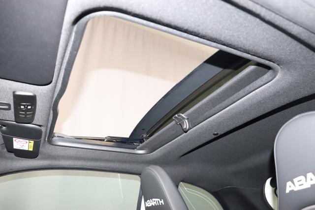 MY22 695 1.4 T-Jet 132 kW (180 PS) Dualogic268 - Gara Weiß 557 - Integral-Sportsitze Leder Schwarz "3K4 Linea 695 Turismo 3L3 Design-Paket 3L4 Tech-Paket 3L5 Style Paket 407 MTA Paket 499 Reifenreparaturset - Kit ""fix&go"" 505 Seitenairbags vorne 5CA Gara Weiß 5KV, 626, 8F6, 9SV Gutschrift Mopar Bmc Sportluftfilter Und Tankdeckel Aus Alum "