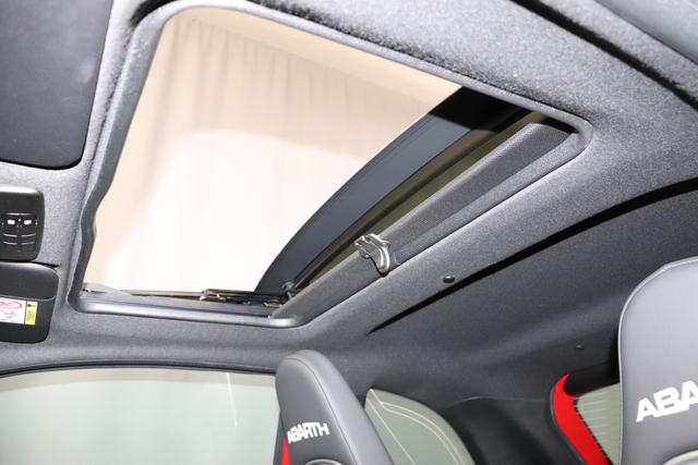 MY22 695 1.4 T-Jet 132 kW (180 PS) Dualogic111 - Passione Rot 557 - Integral-Sportsitze Leder Schwarz "3K4 Linea 695 Turismo 3L3 Design-Paket 3L4 Tech-Paket 3L5 Style Paket 407 MTA Paket 499 Reifenreparaturset - Kit ""fix&go"" 505 Seitenairbags vorne 5CJ Passione Rot 5KV, 626, 8F6, 9SV Gutschrift Mopar Bmc Sportluftfilter Und Tankdeckel Aus Alum "