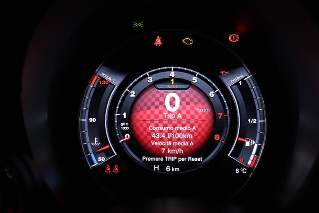 MY22 695 1.4 T-Jet 132 kW (180 PS) Dualogic111 - Passione Rot 557 - Integral-Sportsitze Leder Schwarz "3K4 Linea 695 Turismo 3L3 Design-Paket 3L4 Tech-Paket 3L5 Style Paket 407 MTA Paket 499 Reifenreparaturset - Kit ""fix&go"" 505 Seitenairbags vorne 5CJ Passione Rot 5KV, 626, 8F6, 9SV Gutschrift Mopar Bmc Sportluftfilter Und Tankdeckel Aus Alum "