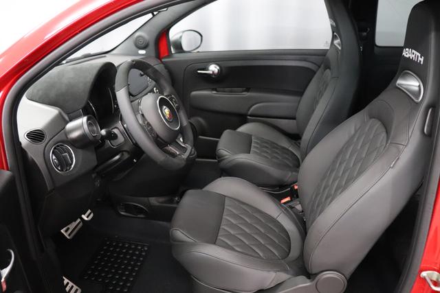 MY22 695 1.4 T-Jet 132 kW (180 PS) Dualogic111 - Passione Rot 557 - Integral-Sportsitze Leder Schwarz "3K4 Linea 695 Turismo 3L3 Design-Paket 3L4 Tech-Paket 3L5 Style Paket 407 MTA Paket 499 Reifenreparaturset - Kit ""fix&go"" 505 Seitenairbags vorne 5CJ Passione Rot 5KV, 626, 8F6, 9SV Gutschrift Mopar Bmc Sportluftfilter Und Tankdeckel Aus Alum "