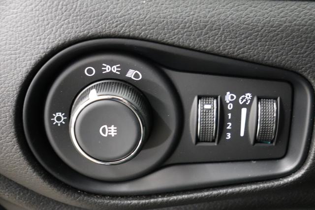 Jeep Renegade 1.0 T3 GSE Longitude 120 MT FWD 999 88 kW435 Blue Shade 015 Stoff schwarz "435 Blue Shade Uconnect VP2 Multimedia mit 8.4"" Display mit Multitouch-Funktion (Bluetooth®, 2x USB, Apple CarPlay/ Android Auto uvm.) inkl. GPS Navigationssystem 070 Stark abgedunkelte Heckscheibe und Seitenscheiben hinten 8F6 Reifen-Reparatur-Set (Kit Fix&Go) keine Rückfahrkamera, kein PDC, keine Sitzheizung"