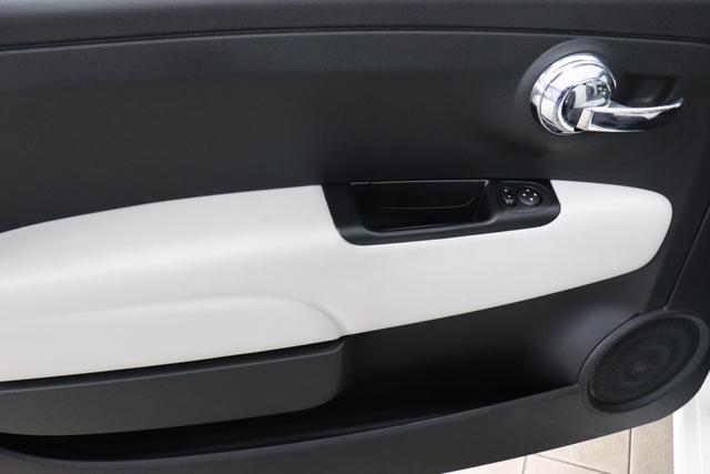 Fiat 500C Dolcevita 1.0 GSE Hybrid 51kW268 Weiß 319 - Stoff "Star" mit Einsätzen aus Vinyl Weiß/Schwarz, Ambiente Schwarz, Verdeck Elfenbein Verdeck Elfenbein "195 Rücksitzlehne geteilt umlegbar (im Verhältnis 50/50) 097 Nebelscheinwerfer 6HQ TYPEBSCHILD KUNDENDIENST ""CIAO FIAT"" 20H NAVI PAKET: - Uconnect™ Navigationssystem mit 7""-Touchscreen, Radio, USB, Bluetooth und DAB+ - Instrumentenanzeige als 7""-TFT-Farbdisplay 396 Fußmatten vorne 925 Windschott 1LR 16""-Leichtmetallfelgen 12 Doppelspeichen 803 Notrad 3K1 KOMFORT PAKET - Klimaautomatik mit Pollenfilter- Außenspiegel elektrisch verstell- und beheizbar 5CA Weiß 665 Raucher Paket"