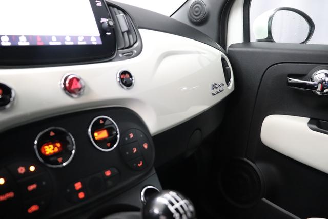 Fiat 500C Dolcevita 1.0 GSE Hybrid 51kW268 Weiß 319 - Stoff "Star" mit Einsätzen aus Vinyl Weiß/Schwarz, Ambiente Schwarz, Verdeck Elfenbein Verdeck Elfenbein "195 Rücksitzlehne geteilt umlegbar (im Verhältnis 50/50) 097 Nebelscheinwerfer 6HQ TYPEBSCHILD KUNDENDIENST ""CIAO FIAT"" 20H NAVI PAKET: - Uconnect™ Navigationssystem mit 7""-Touchscreen, Radio, USB, Bluetooth und DAB+ - Instrumentenanzeige als 7""-TFT-Farbdisplay 396 Fußmatten vorne 925 Windschott 1LR 16""-Leichtmetallfelgen 12 Doppelspeichen 803 Notrad 3K1 KOMFORT PAKET - Klimaautomatik mit Pollenfilter- Außenspiegel elektrisch verstell- und beheizbar 5CA Weiß 665 Raucher Paket"