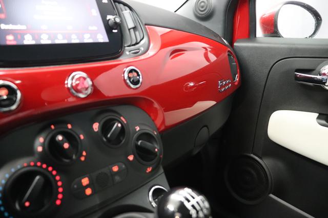 Fiat 500 1.0 GSE Hybrid Dolcevita 111 Passione Rot 138 Stoff "Star" mit Einsätzen aus Vinyl Stoff Weiß mit Einsätzen in Schwarz, Ambiente Schwarz "097 Nebelscheinwerfer 195 Rücksitzlehne geteilt umlegbar (im Verhältnis 50/50) 5CJ Passione Rot 499 Reifenreparaturkit mit Reifenfüllmittel und Kompressor"