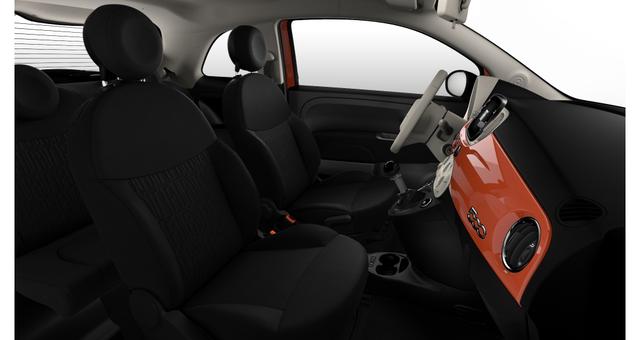500 Hatchback MY23 1.0 GSE Hybrid 51 kW (70 PS)562 - Sicilia Orange 123 - Stoff "Fiat Monogramm" Schwarz, Ambiente Elfenbein 5L8 Style Paket: • 15"-Leichtmetallfelgen • Außenspiegelkappen in Chrom • Auspuffendrohr in Chrom • Lackierte Seitenzierleisten • Getönte Seitenscheiben hinten