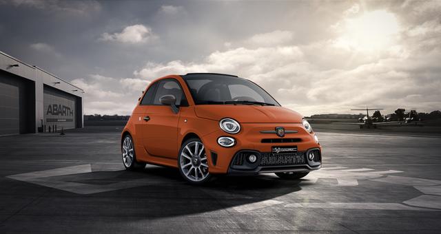 Abarth 595C - Linea Turismo 1.4 T-Jet 121 kW (165 PS), Verdeck Schwarz, Komfort-Paket: Bi-Xenon Scheinwerfer, Beats® Audio Soundsystem, Klimaautomatik mit Pollenfilter, Navigationssystem, Volldigitales Kombiinstrument (Virtual Cockpit) uvm.
