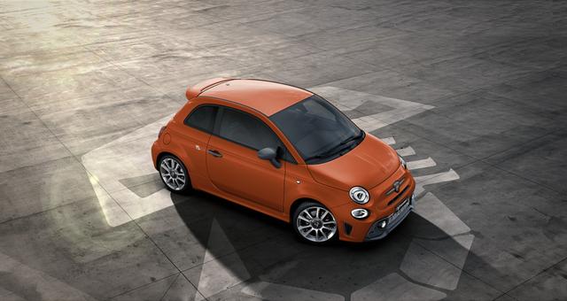 Abarth 595 Turismo 1.4 T-Jet 121 kW (165 PS), Komfort-Paket: Bi-Xenon Scheinwerfer, Beats® Audio Soundsystem, Klimaautomatik mit Pollenfilter, Navigationssystem, Volldigitales Kombiinstrument (Virtual Cockpit) uvm. 