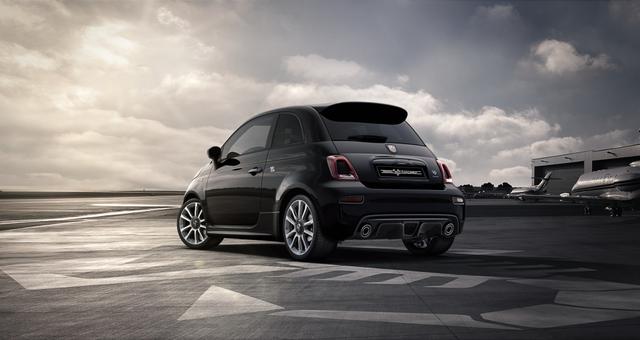 595 & 695 MY23 595 1.4 T-Jet 121 kW (165 PS) MT 876 - Scorpione Schwarz 557 - Integral-Sportsitze Leder Schwarz "3L3 Komfort-Paket 3L4 Tech-Paket 5CE Scorpione Schwarz 9SV, A67 Linea Turismo"