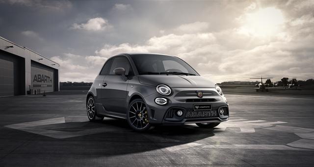 Abarth 695 - Linea Competizione 1.4 T-Jet 132 kW (180PS) Automatic, Komfort-Paket: Bi-Xenon Scheinwerfer, Beats® Audio Soundsystem, Klimaautomatik mit Pollenfilter, Navigationssystem, Volldigitales Kombiinstrument (Virtual Cockpit) uvm.
