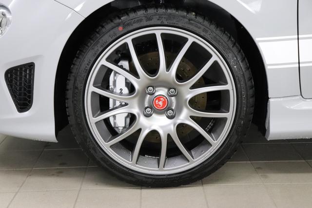 1506 695 Esseesse 1.4 T-Jet 132kW (180PS)676 - Campovolo Grau 020 - Rennsport Schalensitze "Sabelt® Racing"Schwarz mit "One of 695" Stickung Grau "06P Urban Paket: Parksensoren hinten, Licht-und Regensensor 230 Bi-Xenon-Scheinwerfer 400 SKY DOME 4YG Beats Audio Soundsystem 58I Silber lackierte Bremssättel Brembo® 6GD Antenne im hinteren Seitenfenster (ersetzt Dachantenne) 71E Gutschrift Pedaleinsätze Und Fußstütze Aus Carbon 8F6 Reifenreparaturset - Kit ""fix&go"" 9SV Gutschrift Mopar Bmc Sportluftfilter Und Tankdeckel Aus Alum"