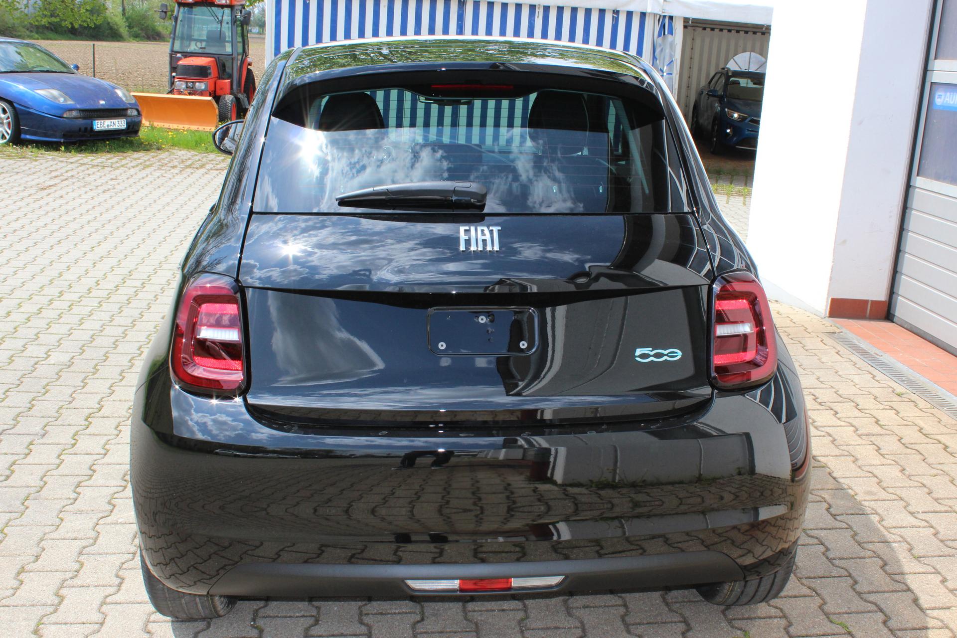 Fiat 500e Neuer 500 42 kWh, 31.752,00 € finaler Endpreis nach BAFA!,  16-Leichtmetallfelgen • Voll-LED-Scheinwerfer, 10,25-Infotainmentsystem  mit digitalem Radioempfang DAB+, Keyless Go, Apple CarPlay/Android Auto,  Volldigitales Cockpit, BAFA