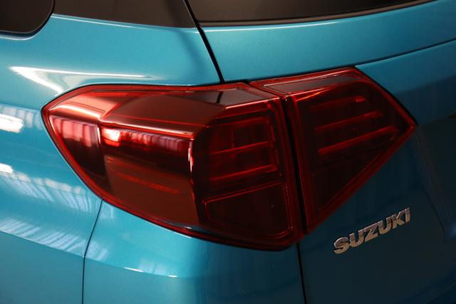 Suzuki Vitara 1.5 Dualjet Hybrid Comfort+ AGS Allgrip 85kW BenzinAtlantis Turqoise Pearl Metallic / Cosmic Black Pearl Metallic Polsterung SUZUKI-TEX Mikrofaserstoff "Metallic-Lackierung Zweifarben-Lackierung Metallic"