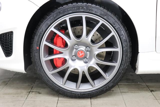 MY22 695C 1.4 T-Jet 132 kW (180 PS) Dualogic268 - Gara Weiß 557 - Integral-Sportsitze Leder Schwarz / Verdeck Schwarz "3K6 Linea 695 Turismo 3L3 Design-Paket 3L4 Tech-Paket 407 MTA Paket 499 Reifenreparaturset - Kit ""fix&go"" 505 Seitenairbags vorne 5CA Gara Weiß 5KV Schaltwippen Am Lenkrad 626, 8F6, 925 Windschott 9SV Gutschrift Mopar Bmc Sportluftfilter Und Tankdeckel Aus Alum "