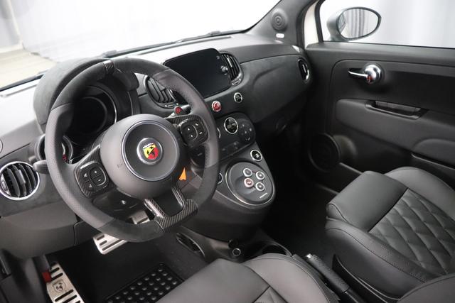 MY22 695C 1.4 T-Jet 132 kW (180 PS) Dualogic268 - Gara Weiß 557 - Integral-Sportsitze Leder Schwarz / Verdeck Schwarz "3K6 Linea 695 Turismo 3L3 Design-Paket 3L4 Tech-Paket 407 MTA Paket 499 Reifenreparaturset - Kit ""fix&go"" 505 Seitenairbags vorne 5CA Gara Weiß 5KV Schaltwippen Am Lenkrad 626, 8F6, 925 Windschott 9SV Gutschrift Mopar Bmc Sportluftfilter Und Tankdeckel Aus Alum "
