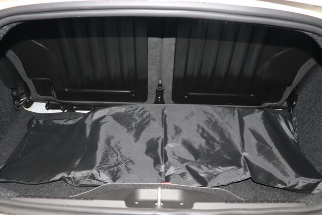 MY22 695C 1.4 T-Jet 132 kW (180 PS) Dualogic268 - Gara Weiß 557 - Integral-Sportsitze Leder Schwarz / Verdeck Schwarz "3K6 Linea 695 Turismo 3L3 Design-Paket 3L4 Tech-Paket 407 MTA Paket 499 Reifenreparaturset - Kit ""fix&go"" 505 Seitenairbags vorne 5CA Gara Weiß 5KV Schaltwippen Am Lenkrad 626, 8F6, 925 Windschott 9SV Gutschrift Mopar Bmc Sportluftfilter Und Tankdeckel Aus Alum "