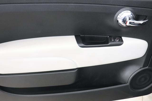 Fiat 500C 1.0 GSE Hybrid Dolcevita876 Vesuvio Schwarz 319 - Stoff "Star" mit Einsätzen aus Vinyl Weiß/Schwarz, Ambiente Schwarz, Verdeck Elfenbein Verdeck Elfenbein "097 Nebelscheinwerfer 195 Rücksitzlehne geteilt umlegbar (im Verhältnis 50/50) 1LR 16""-Leichtmetallfelgen 12 Doppelspeichen 20H NAVI PAKET: - Uconnect™ Navigationssystem mit 7""-Touchscreen, Radio, USB, Bluetooth und DAB+ - Instrumentenanzeige als 7""-TFT-Farbdisplay 396 Fußmatten vorne 3K1 KOMFORT PAKET - Klimaautomatik mit Pollenfilter - Außenspiegel elektrisch verstell- und beheizbar 5CE-876 Vesuvio Schwarz 665 Raucher Paket 6HQ TYPEBSCHILD KUNDENDIENST ""CIAO FIAT"" 803 Notrad 852 BETRIEBSANLEITUNG ENGLISCH/SPRACHE 925 Windschott"