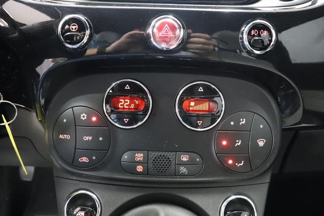 Fiat 500C 1.0 GSE Hybrid Dolcevita876 Vesuvio Schwarz 319 - Stoff "Star" mit Einsätzen aus Vinyl Weiß/Schwarz, Ambiente Schwarz, Verdeck Elfenbein Verdeck Elfenbein "097 Nebelscheinwerfer 195 Rücksitzlehne geteilt umlegbar (im Verhältnis 50/50) 1LR 16""-Leichtmetallfelgen 12 Doppelspeichen 20H NAVI PAKET: - Uconnect™ Navigationssystem mit 7""-Touchscreen, Radio, USB, Bluetooth und DAB+ - Instrumentenanzeige als 7""-TFT-Farbdisplay 396 Fußmatten vorne 3K1 KOMFORT PAKET - Klimaautomatik mit Pollenfilter - Außenspiegel elektrisch verstell- und beheizbar 5CE-876 Vesuvio Schwarz 665 Raucher Paket 6HQ TYPEBSCHILD KUNDENDIENST ""CIAO FIAT"" 803 Notrad 852 BETRIEBSANLEITUNG ENGLISCH/SPRACHE 925 Windschott"