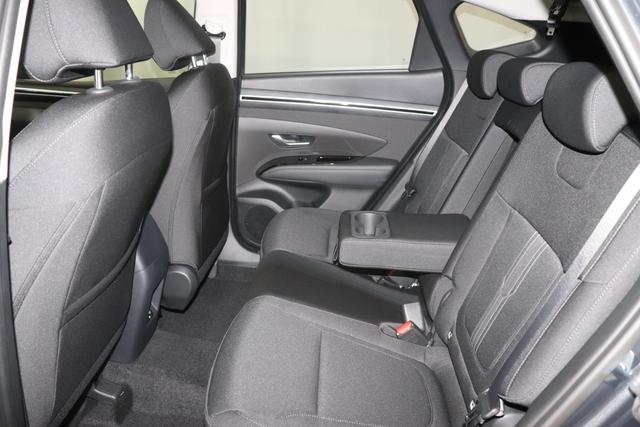 Hyundai Tucson 1.6 T-GDI 6MT 2WD Family MY23 110kW Dark Knight Sitzpolsterung in Stoff Schwarz