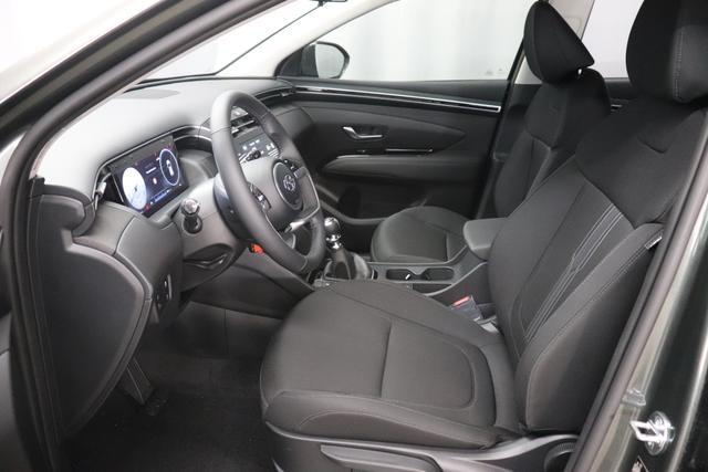 Hyundai Tucson 1.6 T-GDI 6MT 2WD Family MY23 110kW Amazon Grau Sitzpolsterung in Stoff Schwarz