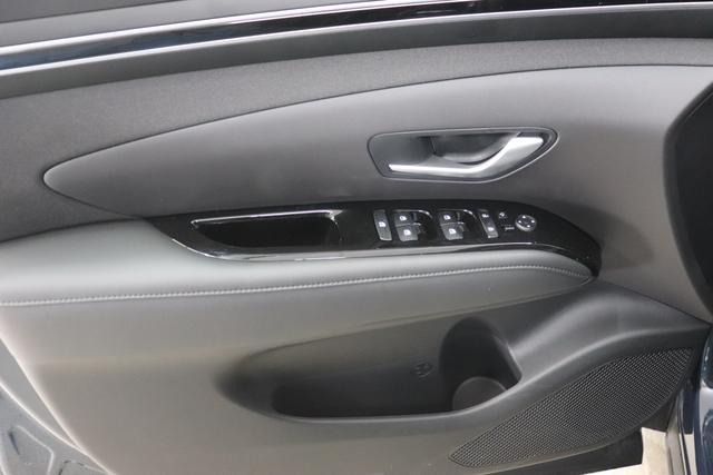 Hyundai Tucson 1.6 T-GDI 6MT 2WD Family MY23 110kW Dark Teal Sitzpolsterung in Stoff Schwarz