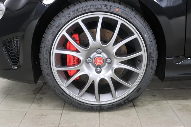595 & 695 MY22 695 1.4 T-Jet 132 kW (180 PS)876 - Scorpione Schwarz 557 - Integral-Sportsitze Leder Schwarz "3K4 695 Turismo Paket 3L3 Design Paket 3L4 Tech Paket 3L5 Style Paket 3M0 Red Paket 499 Reifenreparaturkit ""fix&go"" 505 Seitenairbags vorne (entfall bei Rennsport Schalensitzen ""Sabelt"") 5CE Scorpione Schwarz 626 Höhenverstellbarer Fahrersitz 8F6 Reifenreparaturkit Sticker (de) 9SV Gutschrift Mopar Bmc Sportluftfilter Und Tankdeckel Aus Alum"