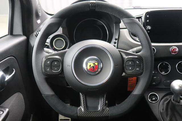 595 & 695 MY22 695 1.4 T-Jet 132 kW (180 PS)676 - Campovolo Grau 583 - Rennsport-Schalensitze "Sabelt® GT" Stoff Schwarz/Grau "3L3 Design Paket 3L4 Tech Paket 3L5 Style Paket 499 Reifenreparaturkit ""fix&go 8F6 Reifenreparaturkit Sticker (de) 9SV Gutschrift Mopar Bmc Sportluftfilter Und Tankdeckel Aus Alum"