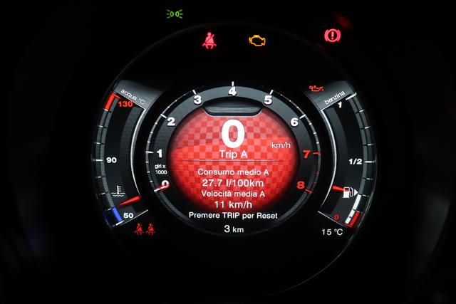 595C & 695C MY22 695C 1.4 T-Jet 132 kW (180 PS)695 - Record Grau Rennsport-Schalensitze "Sabelt® GT" Stoff Schwarz/Grau / Verdeck Schwarz "3L3 Design-Paket 3L4 Tech-Paket 5DP Record Grau 499 Reifenreparaturset - Kit ""fix&go 8F6 Reifenreparaturkit Sticker (de) 9SV"