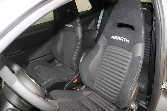 595C & 695C MY22 695C 1.4 T-Jet 132 kW (180 PS)695 - Record Grau Rennsport-Schalensitze "Sabelt® GT" Stoff Schwarz/Grau / Verdeck Schwarz "3L3 Design-Paket 3L4 Tech-Paket 5DP Record Grau 499 Reifenreparaturset - Kit ""fix&go 8F6 Reifenreparaturkit Sticker (de) 9SV"