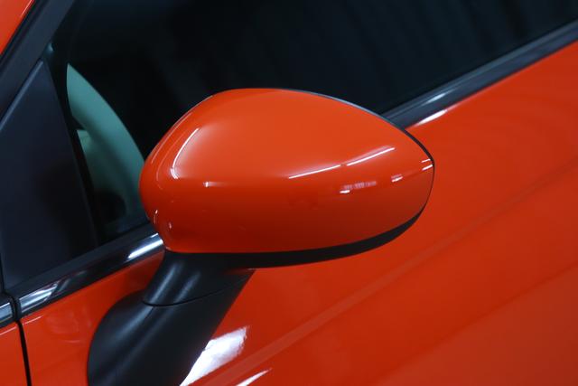 500 Hatchback MY23 1.0 GSE Hybrid DOLCEVITA 51 kW (70 PS)562 - Sicilia Orange 123 - Stoff "Fiat Monogramm" Schwarz, Ambiente Elfenbein "5CK Sicilia Orange 15""-Leichtmetallfelgen (Serie)"