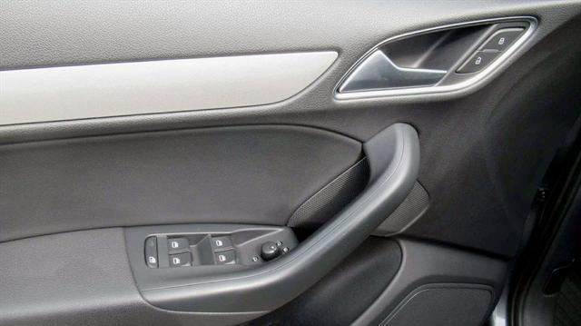 Audi Q3 2,0 TFSi Quattro AHK ALU LEDER SHZ NEBEL RELING 