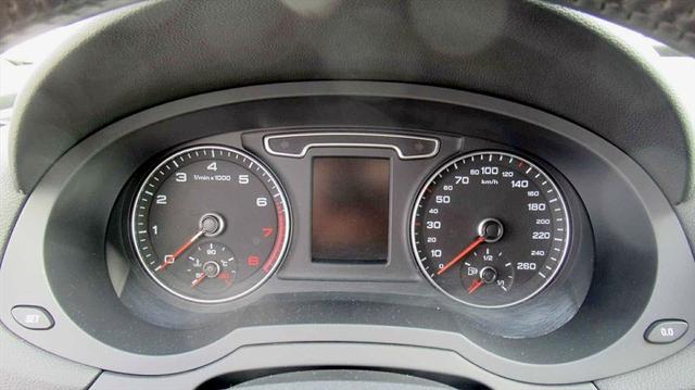 Audi Q3 2,0 TFSi Quattro AHK ALU LEDER SHZ NEBEL RELING 