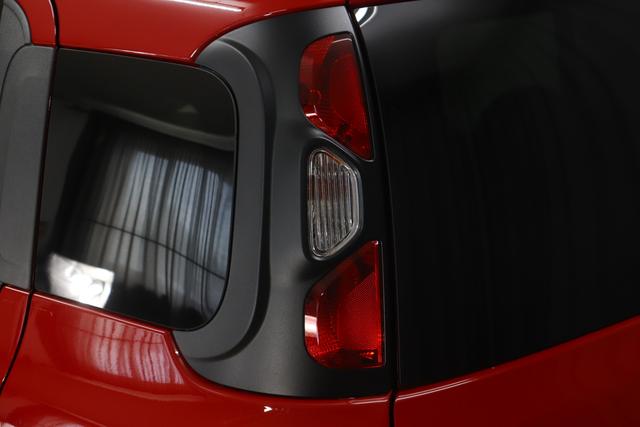 Panda MY23 (RED) Hybrid 1.0 GSE 51kw (70PS) 414 - Rot RED 184 - Stoff Schwarz mit roten Nähten "1WY Passione (Rot) 2P4 RED Kit 56S Komfort-Paket Licht- und Regensensor • Elektrische und beheizbare Außenspiegel • Getönte Fensterscheiben hinten• Parksensoren hinten"