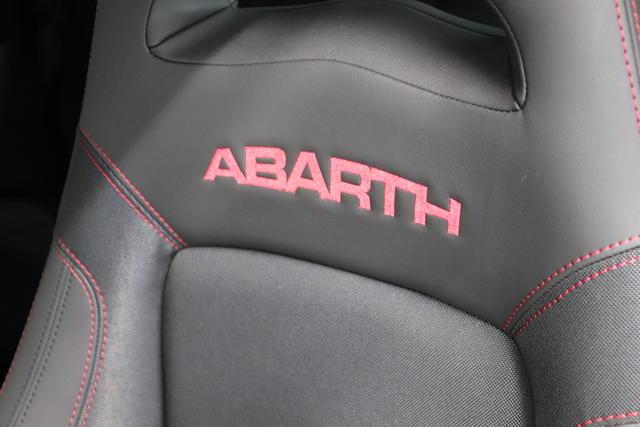 MY22 695 1.4 T-Jet 132 kW (180 PS)876 - Scorpione Schwarz 829 - Rennsport-Schalensitze "Sabelt® Racing" Stoff/Kunstleder mit Carbon-Sitzschale "2NO RECORD MONZA SOVRAPPOSTO 38U C O M P E T I Z I O N E BADGE 3L3 Design Paket 3L4 Tech Paket 3L5 Style Paket 3L6 Racing Style Paket 499 Reifenreparaturkit ""Fix&Go"" 5CE Metallic-Lackierung Scorpione Schwarz 665 Raucher-Paket 8F6 Reifenreparaturkit Sticker (DE) 9SV Gutschrift Mopar BMC Sportluftfilter und Tankdeckel aus Aluminium Mopar Bmc Sportluftfilter Und Tankdeckel Aus Alum"