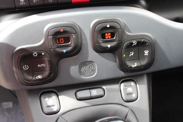 Fiat Panda 1,0 Hybrid, Tech-Paket - Radio mit 7"-Bildschirm Multifunktionslenkrad, Lichtsensor- und Regensensor, Klimaautomatik uvm. 