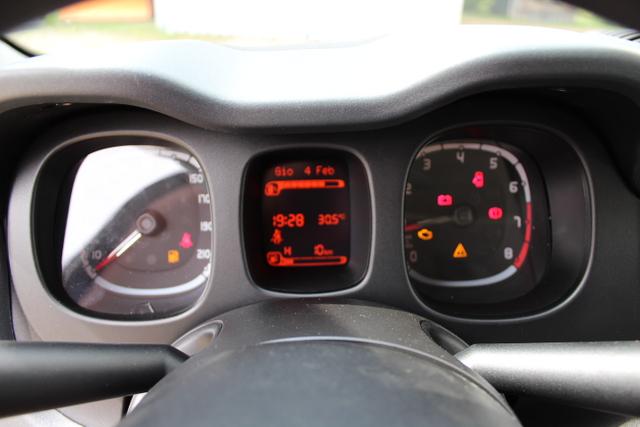 Fiat Panda HYBRID 1,0 Hybrid, Tech-Paket - Radio mit 7"-Bildschirm Multifunktionslenkrad, Lichtsensor- und Regensensor, Klimaautomatik uvm. 
