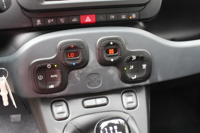 Fiat Panda 1,0 Hybrid, Tech-Paket Sie sparen 4.300,00 € 25 % Rabatt MEGA PREIS ! Radio mit 7"-Bildschirm - Multifunktionslenkrad, Lichtsensor- und Regensensor, Klimaautomatik uvm. 
