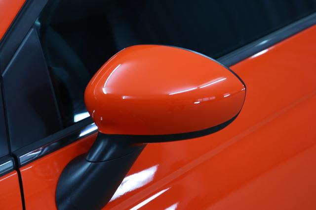 500 Hatchback MY23 1.0 GSE Hybrid DOLCEVITA 51 kW (70 PS)562 - Sicilia Orange 192 - Stoff "Fiat Monogramm" Schwarz, Ambiente Schwarz "5CK Sicilia Orange 15""-Leichtmetallfelgen (Serie)"
