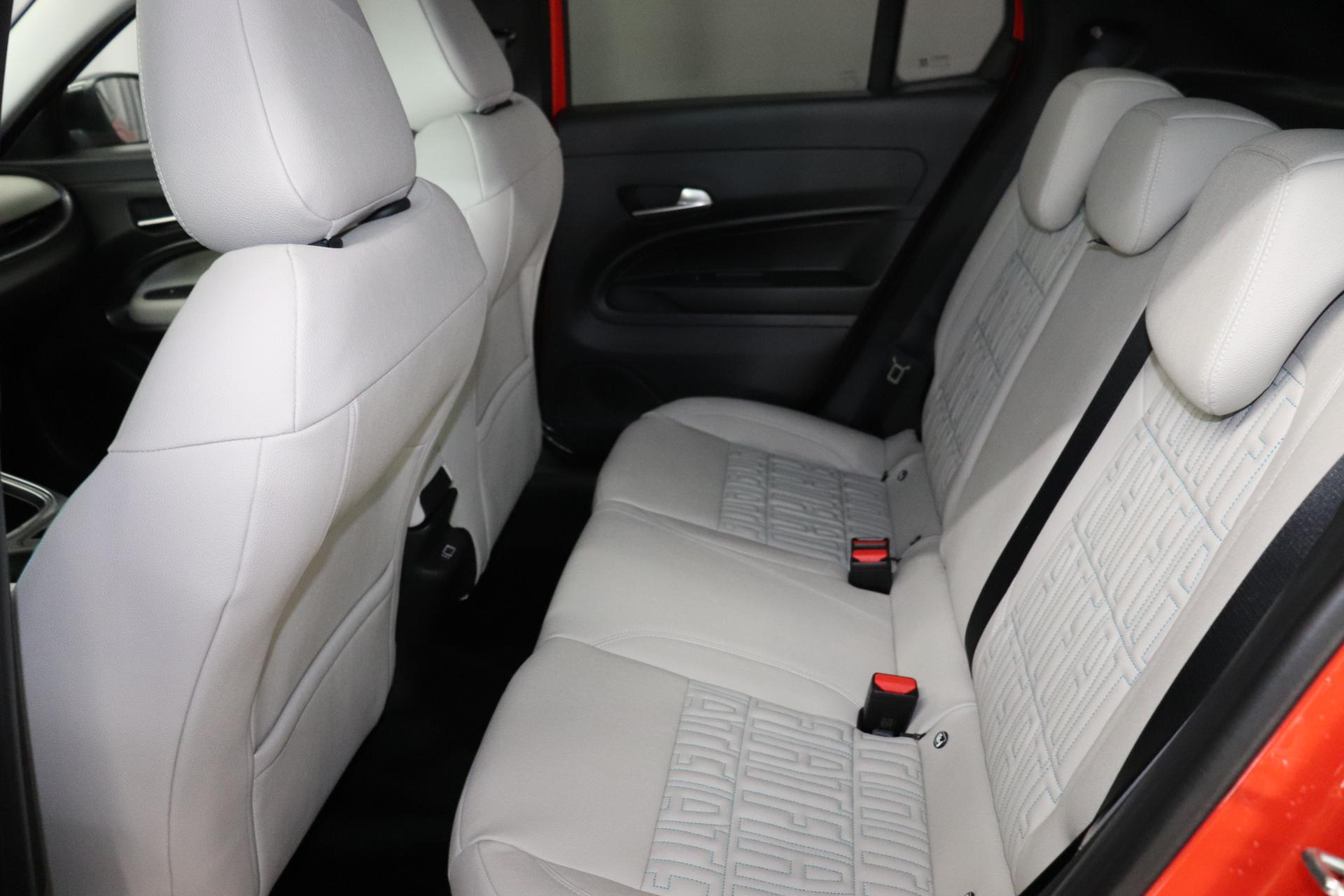 Fiat 600e RED 54kWh 115kW, Klimaautomatik, Ambiente Licht inkl. Color  Therapy, 10,25 Infotainment, AppleCarPlay&Android Auto, Parksensoren  hinten, Spurhalteassistent, LED Scheinwerfer, Nebelscheinwerfer, 16  Stahlfelgen, uvm. Reimport EU-Neuwagen