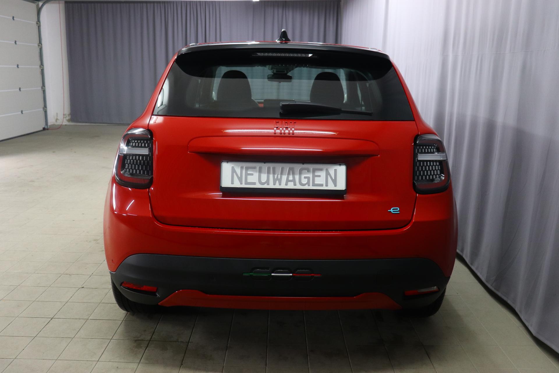 Fiat 600e RED 54kWh 115kW, Klimaautomatik, Ambiente Licht inkl. Color  Therapy, 10,25 Infotainment, AppleCarPlay&Android Auto, Parksensoren  hinten, Spurhalteassistent, LED Scheinwerfer, Nebelscheinwerfer, 16  Stahlfelgen, uvm. Neuwagen mit Rabatt