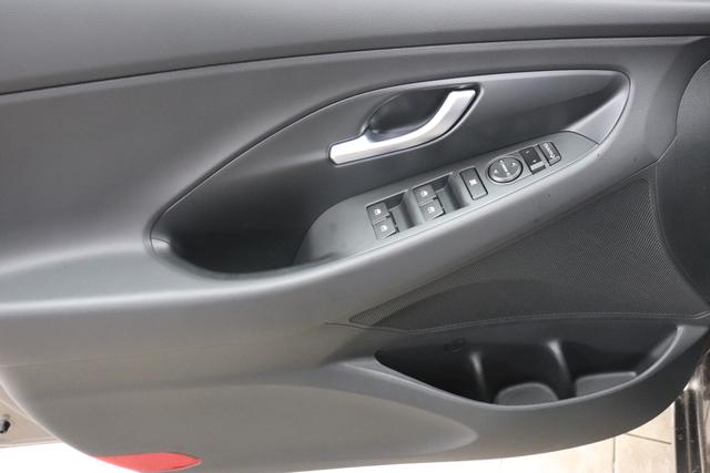 Hyundai i30 FL 1.0 T-GDi 7DCT Comfort CP MY23 88kW 48V Silky Bronze Stoff Serie Schwarz / Grau Leichtmetallfelgen, Sitzheizung, Lederlenkrad, Fensterheber elektr. hinten, Außenspiegel elektr. anklappbar