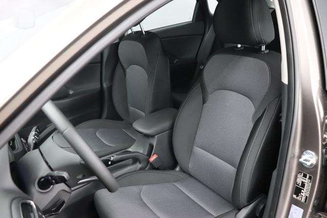 Hyundai i30 FL 1.0 T-GDi 7DCT Comfort CP MY23 88kW 48V Silky Bronze Stoff Serie Schwarz / Grau Leichtmetallfelgen, Sitzheizung, Lederlenkrad, Fensterheber elektr. hinten, Außenspiegel elektr. anklappbar