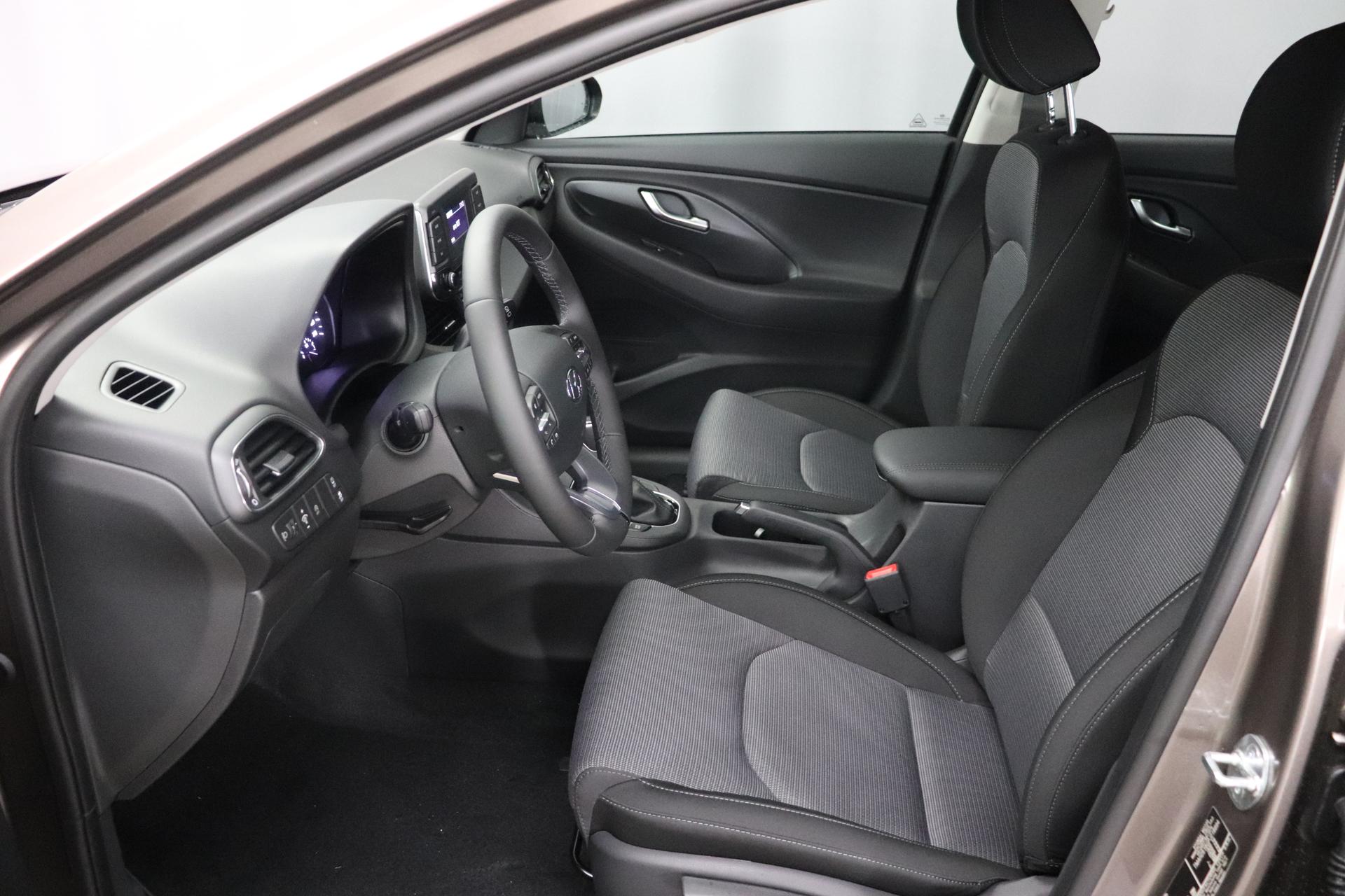 Hyundai i30 Comfort 1.0 T-GDi 7DCT FL, Klimaanlage, Sitzheizung,  Lederlenkrad, Radio DAB, Freisprecheinrichtung, Lichtsensor, Tempomat,  Einparkhilfe hinten, Nebelscheinwerfer, 16 Zoll Leichtmetallfelgen, uvm.  Reimport EU-Neuwagen günstig kaufen