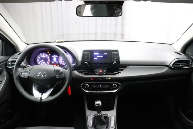 Hyundai i30 FL 1.5 Comfort CP MY23 81kW Silky Bronze Stoff Serie Schwarz / Grau Leichtmetallfelgen, Sitzheizung, Lederlenkrad, Fensterheber elektr. hinten, Außenspiegel elektr. anklappbar
