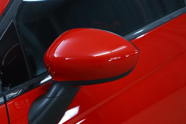 500 Hatchback MY23 1.0 GSE Hybrid (RED) 51 kW (70 PS)111 - Passione Rot 338 - Stoff "Fiat Monogramm" Schwarz mit roter Stickung "5CJ Passione Rot 5M0 Tech-Paket 5N2 Komfort Paket"