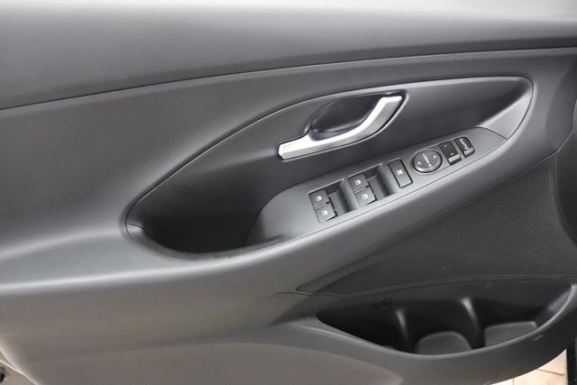 Hyundai i30 FL 1.5 Comfort CP MY23 81kW Amazon Grau Stoff Serie Schwarz / Grau