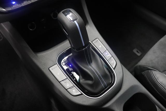 Hyundai i30 N PD Performance 2.0 T-GDi DCT 280PS c1bn1-P1-O1 Serenity White Leder-/ Alcantara mit Kontrastnähten in Performance Blue "P1 N Performance-Sitzpaket: Schalensitz mit integrierter Kopfstütze Leder-/Alcantara Kombination mit Kontrastnähten in Performance Blue Beleuchtetes N Logo zwischen Rückensitzlehne und Nackenstütze Sitze vorne manuell längsverstellbar-elektrische Sitzverstellung entfällt O1 Panoramadach Panorama Glas-/Hubschiebedach LED Leseleuchten"