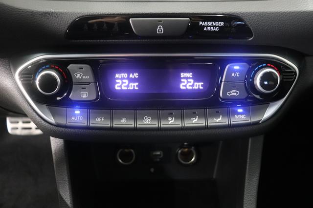 Hyundai i30 N PD Performance 2.0 T-GDi DCT 280PS c1bn1-P1-O1 Serenity White Leder-/ Alcantara mit Kontrastnähten in Performance Blue "P1 N Performance-Sitzpaket: Schalensitz mit integrierter Kopfstütze Leder-/Alcantara Kombination mit Kontrastnähten in Performance Blue Beleuchtetes N Logo zwischen Rückensitzlehne und Nackenstütze Sitze vorne manuell längsverstellbar-elektrische Sitzverstellung entfällt O1 Panoramadach Panorama Glas-/Hubschiebedach LED Leseleuchten"